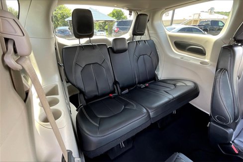Used 2023 Chrysler Pacifica Touring-L image 22