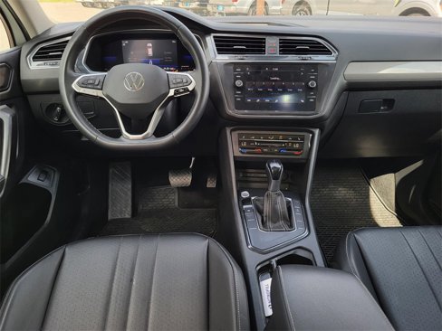Used 2022 Volkswagen Tiguan SE w/ Panoramic Sunroof Package image 27