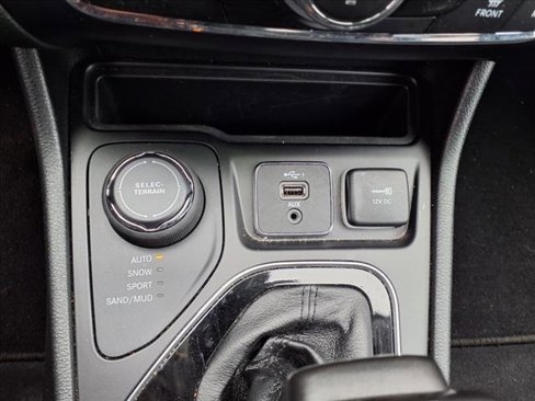 Used 2023 Jeep Cherokee Altitude Lux image 14