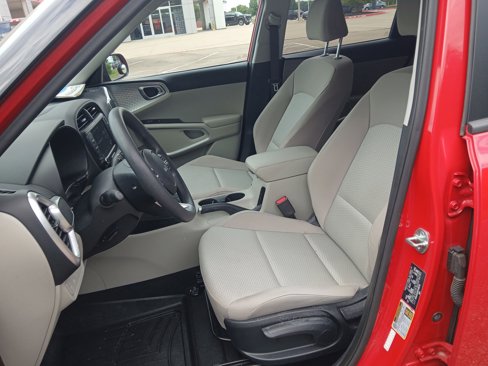 Used 2023 Kia Soul LX w/ LX Technology Package image 2