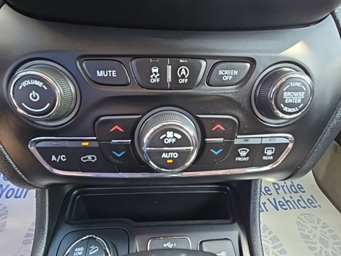 Used 2019 Jeep Cherokee Trailhawk w/ Cold Weather Group image 20