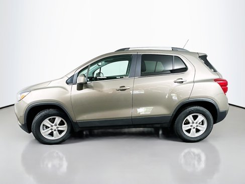 Used 2020 Chevrolet Trax LT w/ LT Convenience Package image 4