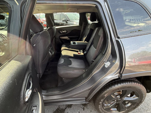 Used 2018 Jeep Cherokee Latitude w/ Altitude Package image 17
