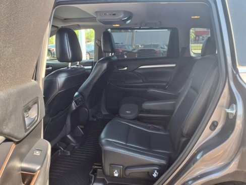 Used 2017 Toyota Highlander XLE image 6
