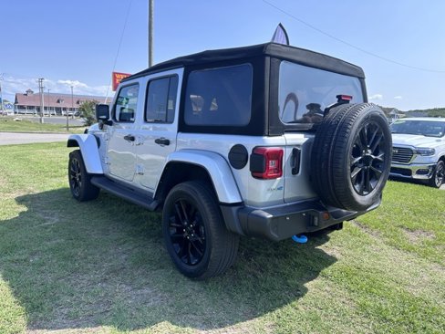 Used 2022 Jeep Wrangler Unlimited Sahara w/ Cold Weather Group image 5