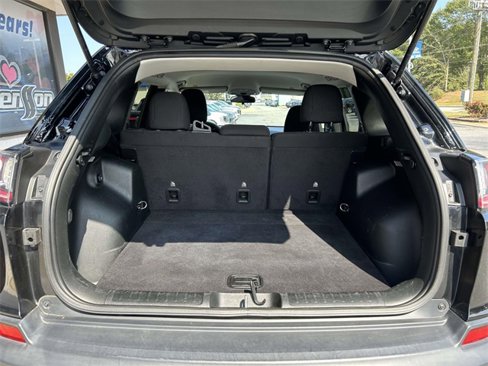 Used 2019 Jeep Cherokee Latitude w/ Popular Appearance Group image 12