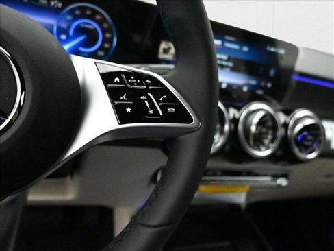 New 2025 Mercedes-Benz EQB 300 4MATIC image 16