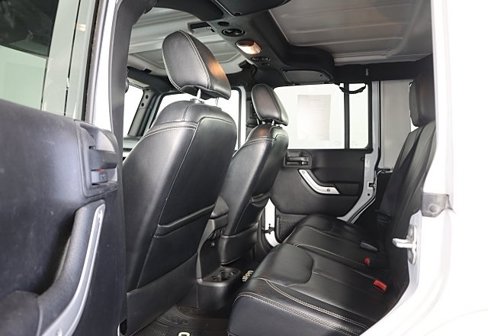 Used 2016 Jeep Wrangler Unlimited Sahara w/ Connectivity Group image 19
