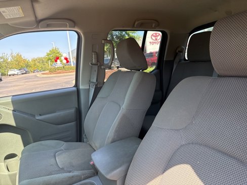 Used 2016 Nissan Frontier SV image 9