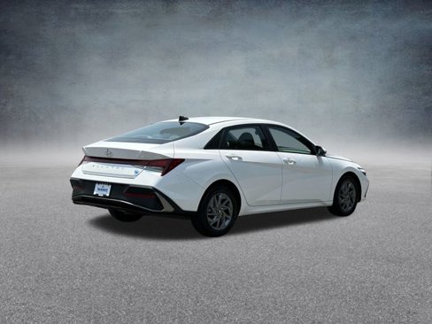 Used 2024 Hyundai Elantra SEL image 4