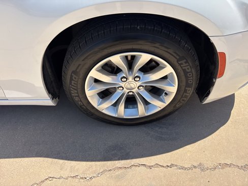 Used 2015 Chrysler 300 Limited image 12