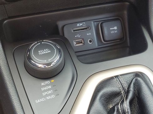 Used 2018 Jeep Cherokee Latitude w/ Safety Group image 23