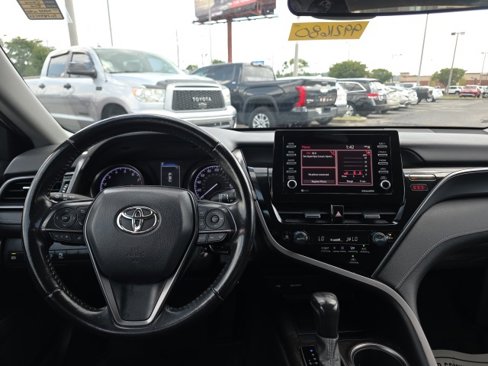 Used 2022 Toyota Camry SE image 11