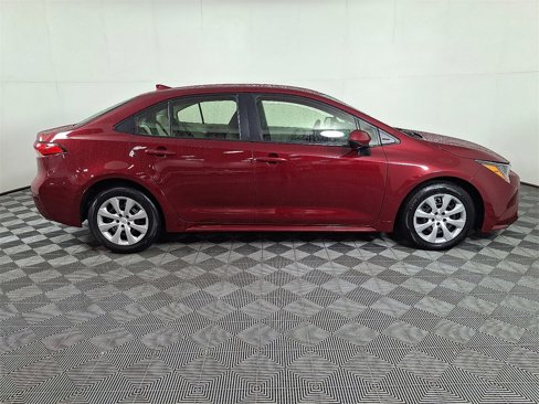 Used 2022 Toyota Corolla LE image 11