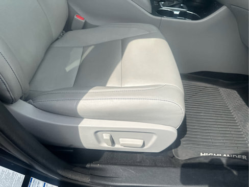 Used 2018 Toyota Highlander XLE image 32