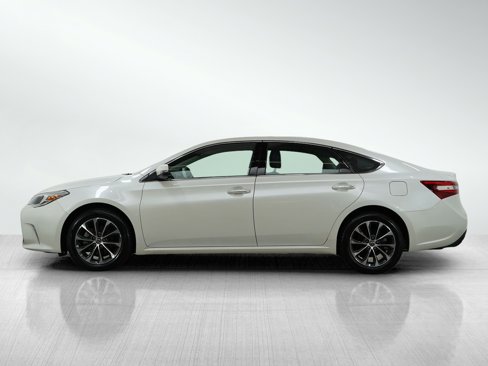 Used 2017 Toyota Avalon XLE Premium image 2