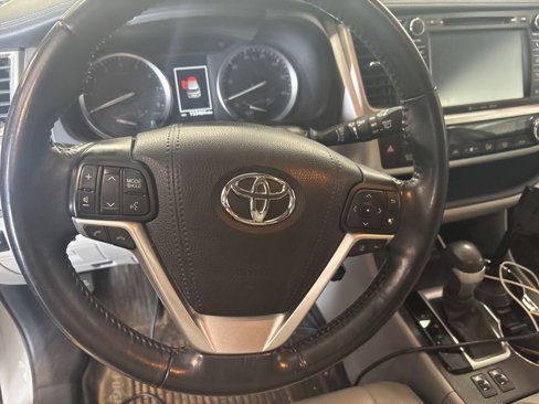 Used 2017 Toyota Highlander SE image 4