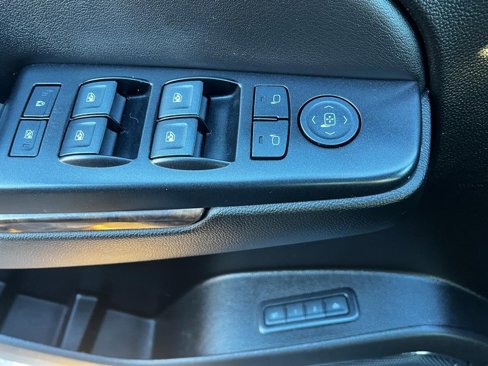 Used 2020 Chevrolet Suburban LT image 12