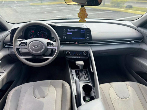 Used 2022 Hyundai Elantra SEL image 11