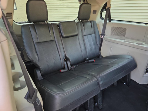 Used 2016 Chrysler Town & Country Touring w/ Driver Convenience Group image 19