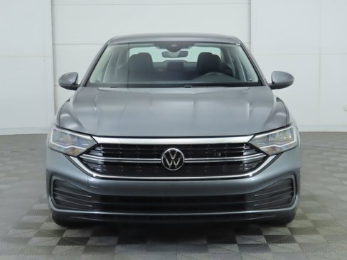 Certified 2024 Volkswagen Jetta SE image 3
