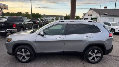 Used 2019 Jeep Cherokee Limited w/ Luxury Group image 2