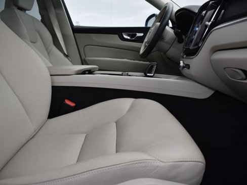 Used 2022 Volvo XC60 B5 Momentum w/ Climate Package image 25
