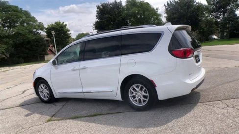 Used 2020 Chrysler Pacifica Touring-L image 8