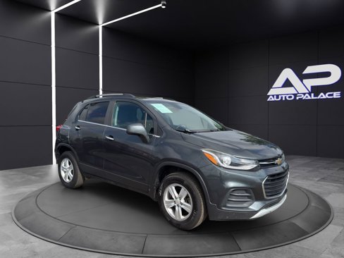Used 2018 Chevrolet Trax LT w/ LT Convenience Package image 3