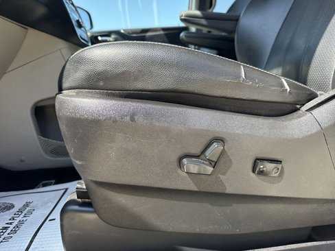 Used 2016 Chrysler Town & Country Touring-L image 13