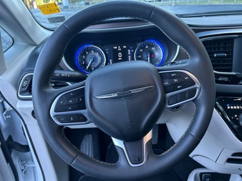 Used 2022 Chrysler Voyager LX image 16