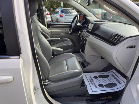 Used 2010 Volkswagen Routan SE image 15