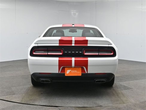 Used 2015 Dodge Challenger SXT image 4