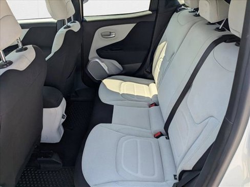 Used 2018 Jeep Renegade Latitude w/ Cold Weather Group image 19