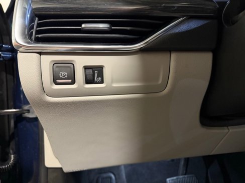 Used 2020 Cadillac XT4 Premium Luxury w/ Cold Weather Package image 12