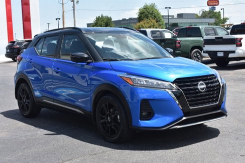 Used 2023 Nissan Kicks SR image 3