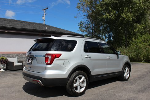 Used 2017 Ford Explorer XLT w/ Equipment Group 202A image 4