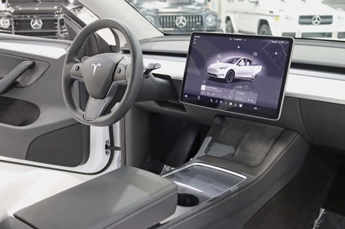 Used 2023 Tesla Model Y Performance image 31