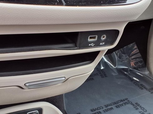 Used 2020 Chrysler Pacifica Touring-L image 13
