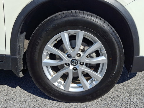 Used 2017 Nissan Rogue SV w/ Sun & Sound Touring Package image 9