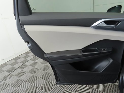 Certified 2025 Volkswagen Taos SE image 27