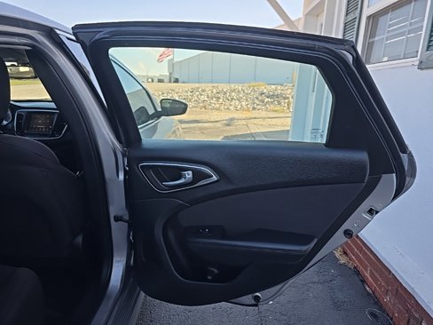 Used 2015 Chrysler 200 Limited w/ Convenience Group image 18