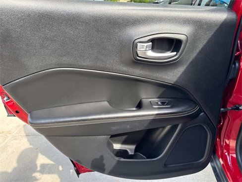 Used 2018 Jeep Compass Latitude image 12