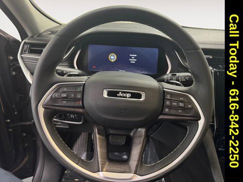 Used 2023 Jeep Grand Cherokee Limited image 9