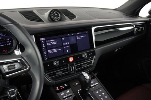 Certified 2025 Porsche Macan image 13
