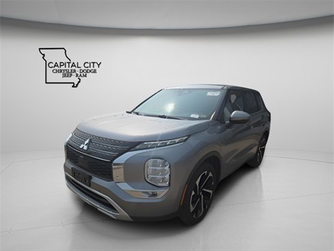 Used 2023 Mitsubishi Outlander SE image 3