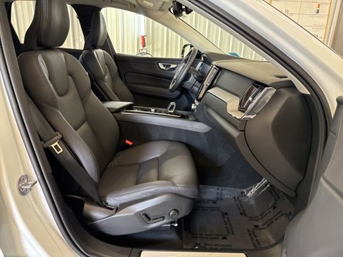 Certified 2025 Volvo XC60 B5 Plus image 18