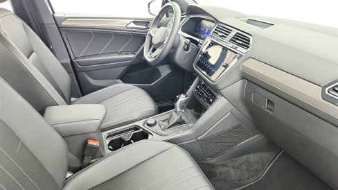 Used 2023 Volkswagen Tiguan SE R-Line image 40