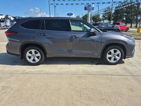 Used 2021 Toyota Highlander LE image 2