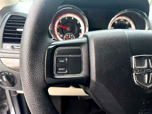 Used 2016 Dodge Grand Caravan SXT image 12